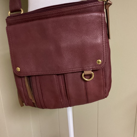 Fossil crossbody bag in ox blood red. - Picture 2 of 10
